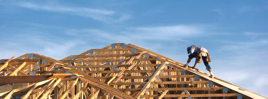 Homme sur une toiture nouvelle